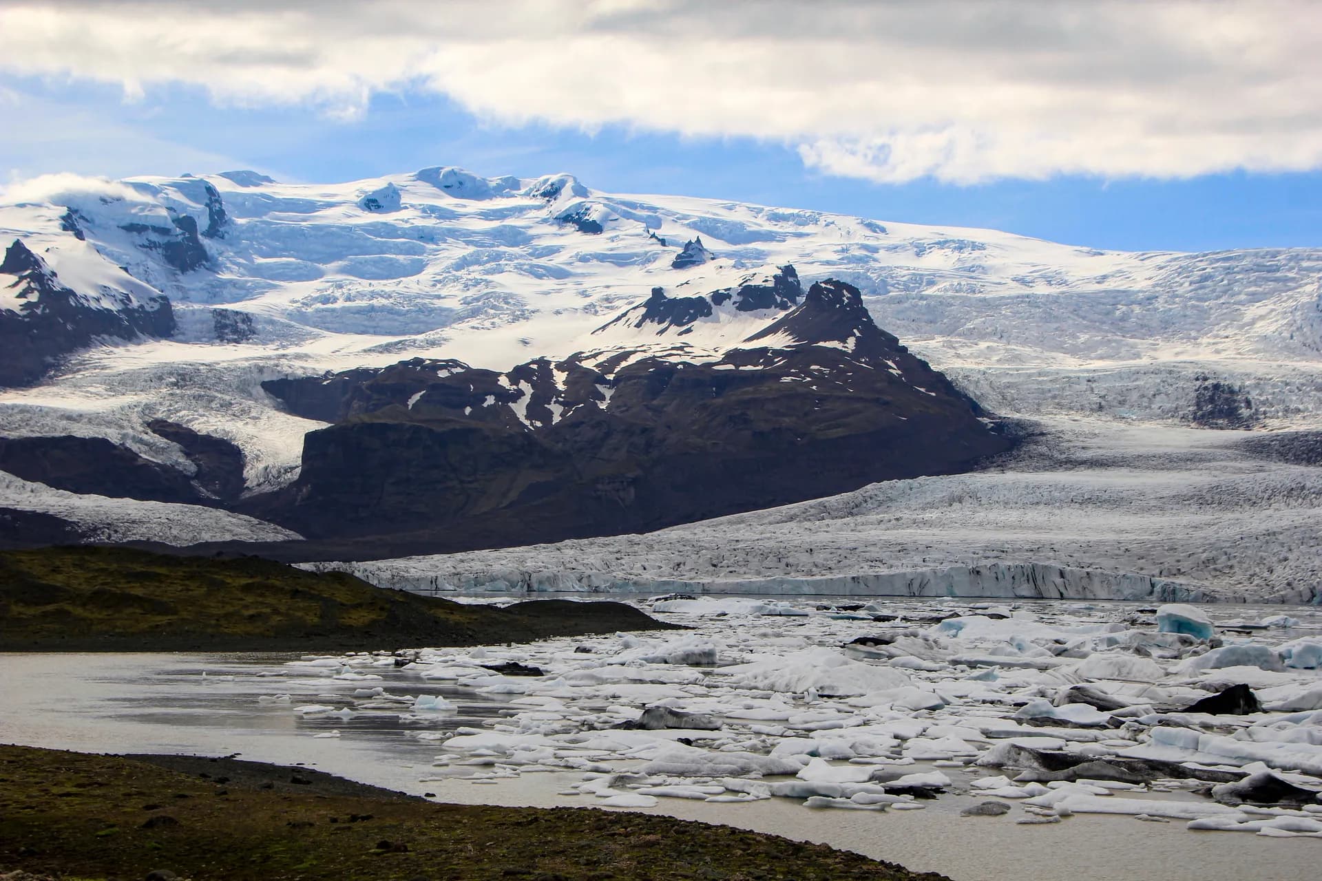 Fjallsárlón glacier lagoon with icebergs at Vatnajökull National Park